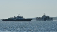 Kapal selam yang membawa 53 awak di dalamnya itu kemudian dinyatakan tenggelam pada Sabtu (24/4) kemarin. Marsekal Hadi Tjahjanto menyebut kapal selam KRI Nanggala tenggelam berdasarkan bukti autentik penemuan tumpahan minyak dan serpihan. KSAL Laksamana Yudo Margono mengatakan ada beberapa kepingan komponen diduga dari kapal selam KRI Nanggala-402 yang ditemukan. Dia mengatakan komponen itu tak mungkin ditemukan jika tak ada keretakan.