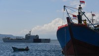 KRI Teluk Banten-516 berlayar untuk melakukan operasi pencarian KRI Nanggala-402 dari Pelabuhan Tanjung Wangi di Banyuwangi, Jawa Timur, Minggu (25/4/2021).  