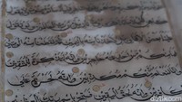 Selain Al-Quran kuno, Indra juga menunjukkan koleksi beberapa naskah kuno yang mengisahkan penyebaran Islam di Nusantara. Salah satunya tentang Babad Cirebon. Indra mengaku mendapatkan beberapa naskah kuno dari toko dan pasar loak. Sebab, banyak orang yang tidak tahu kertas atau buku yang dia jual merupakan naskah kuno.