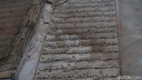 Pengelola Museum Wayang Beber Sekartaji ini memperkirakan Al-Quran tersebut sudah ada sebelum tahun 1900. Mengingat kitab-kitab lainnya seperti Serat Selarasa yang dibuat tahun 1871 kondisinya masih lumayan bagus. Kemudian ada Alkitab aksara Jawa yang diperkirakan dibuat tahun 1894. Indra mengaku mendapatkan Al-Quran tersebut dari seseorang yang tinggal di Yogyakarta. Namun, dia tidak membeberkan detail cerita mendapatkan Al-Quran tersebut.