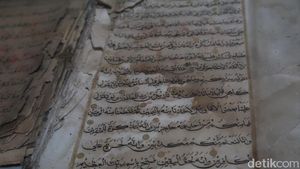 Penampakan Al-Quran Bertinta Emas yang Dikoleksi Pria di Bantul