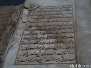 Penampakan Al-Quran Bertinta Emas yang Dikoleksi Pria di Bantul