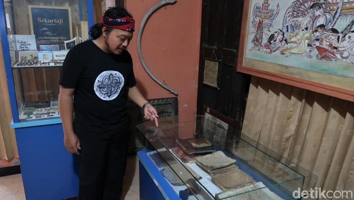Penampakan Al-Qur'an Bertinta Emas yang Dikoleksi Pria di Bantul Indra Suroinggeno rajin mengumpulkan naskah hingga Al-Qur'an kuno. Pria di Bantul ini bahkan memiliki Al-Qur'an tulisan tangan yang menggunakan tinta emas.
