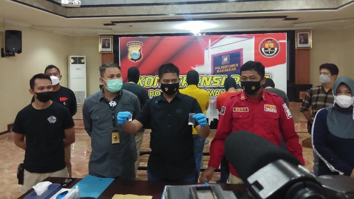 Polrestabes Makassar menangkap 4 pejabat Pemkot Makassar karena akan pesta sabu.