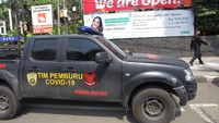 Selama proses karantina, Direktur Pencegahan dan Pengendalian Penyakit Menular Langsung Ditjen P2P Kementerian Kesehatan (Kemenkes) Siti Nadia Tarmizi mengatakan 141 WNA India ini masih dikarantina dan dilarang keluar dari hotel. Karantina, lanjutnya, dilakukan selama 14 hari.