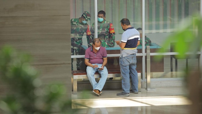 Sebuah hotel di Jakarta disiapkan jadi lokasi karantina terpusat bagi ratusan WNA khususnya WN India yang negatif COVID-19. Area hotel itu tampak dijaga polisi.