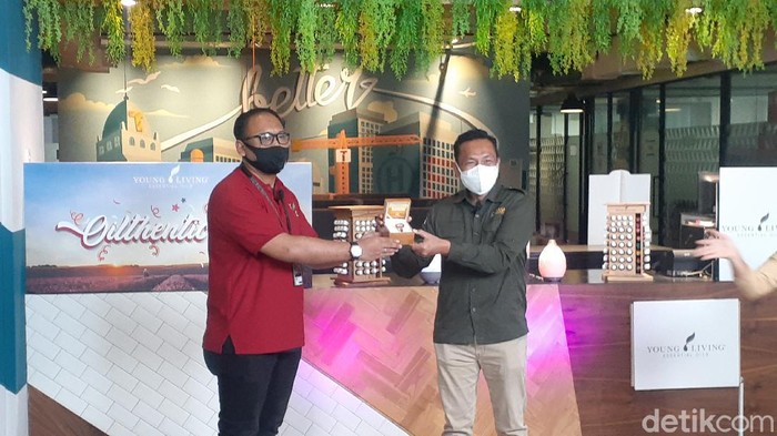 Serah terima produk Young Living Indonesia yang akan dilelang secara simbolis oleh Head of Human Resorces and General Affairs Dimas Rahmanto (kiri) kepada General Manager CT Arsa Gatut Mukti (kanan). Foto: Afzal Nur Iman/detikcom