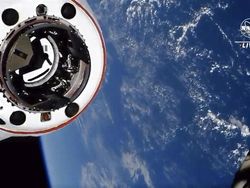 Keren! Astronaut Nyetir Kapsul SpaceX Sampai Stasiun Antariksa