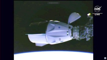 Kapsul Dragon berhasil bergabung dengan ISS. Foto: AP