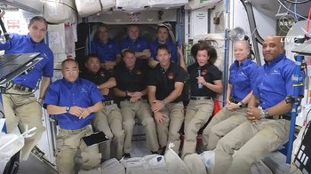 Kesebelas astronaut berpose bersama. Foto: AP