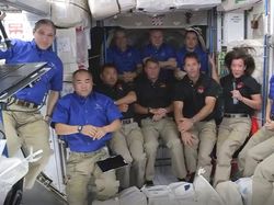 Keren! Astronaut Nyetir Kapsul SpaceX Sampai Stasiun Antariksa