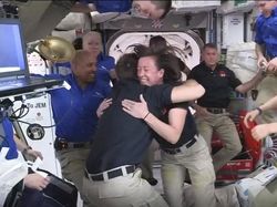 Keren! Astronaut Nyetir Kapsul SpaceX Sampai Stasiun Antariksa