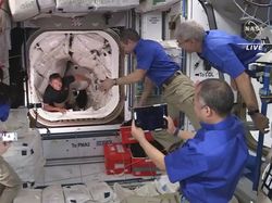 Keren! Astronaut Nyetir Kapsul SpaceX Sampai Stasiun Antariksa