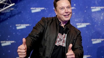 Elon Musk pun mengacungkan jempolnya, menandakan kegembiraan SpaceX berhasil dengan mulus kembali mengantarkan astronaut ke ISS. Foto: AP