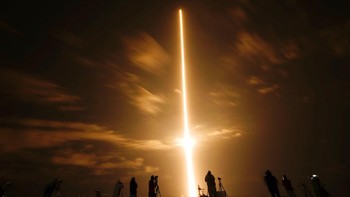 Banyak warga Amerika Serikat menyaksikan dengan antusias peluncuran astronaut kali ini. Foto: AP