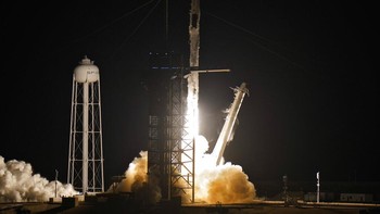 Kapsul Dragon dan roket yang digunakan sama denga yang dipakai saat peluncuran beberapawaktu lalu. Ini adalah pertama kalinya SpaceX menggunakan wahana daur ulang untuk menerbankan astronaut ke antariksa. Foto: AP