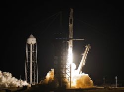 Keren! Astronaut Nyetir Kapsul SpaceX Sampai Stasiun Antariksa