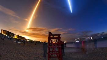 Roket SpaceX memancarkan cahaya terang dan indah saat membelah langit. Foto: AP