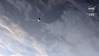 Kapsul Dragon bersiap merapat ke ISS dengan latar belakang Planet Bumi. Foto: AP