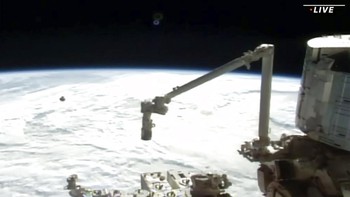 Terlihat di kejauhan kapsul Dragon semakin mendekat ke ISS. Foto: AP