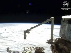 Keren! Astronaut Nyetir Kapsul SpaceX Sampai Stasiun Antariksa