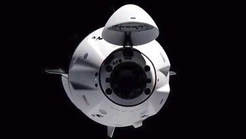Kapsul Dragon bersiap merapat dengan ISS. Foto: AP
