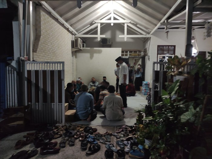 Suasana Rumah Duka Dansatsel KRI Nanggala 402 di sidoarjo Mulai Didatangi Kerabat dan Tetangga