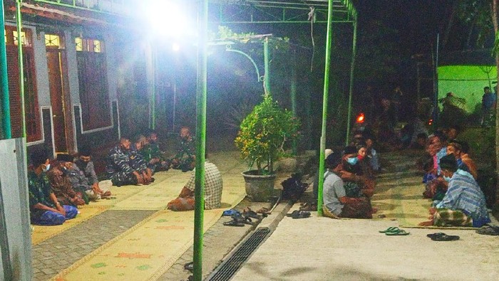 Tahlilan di rumah  KLS Isy Gunadi Fajar Rahmanto, awak KRI Nanggala-402, Minggu (25/4/2021) malam.
foto dari pengurus kampung.