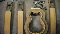 Berbeda dari rumah produksi lainnya, Mahardika Instrument menyediakan pembuatan ukulele kustom sesuai keinginan pelanggan.