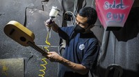 Andy mengaku memasarkan ukulelenya hanya melalui media sosial dan halaman daring Mahardika Instrument dengan harga Rp700 ribu hingga Rp15 juta tergantung dari tingkat kesulitan dan bahan yang digunakan.  