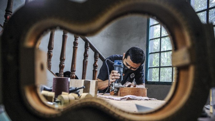 Ukelele dari Bandung yang Mendunia Ada sebuah rumah produksi yang khusus membuat ukulele di Bandung. Tak tanggung-tanggung, ukelele tersebut sudah dijual ke Singapura hingga Amerika.