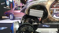 Motor tanpa asap ini mempertahankan frame asli Vespa Sprint 1962. Sokbreker depan menggunakan milik Vespa Excel, sedang sokbreker belakang pakai merek SIP. Untuk bagian lain seperti headlamp, fender, dan sadel, memakai komponen custom. Sedangkan bagian kaki-kakinya menggunakan velg ukuran 10 inci yang dibalut ban Mizzle M10 di depan dan di belakang. Foto: Luthfi Anshori/detikOto
