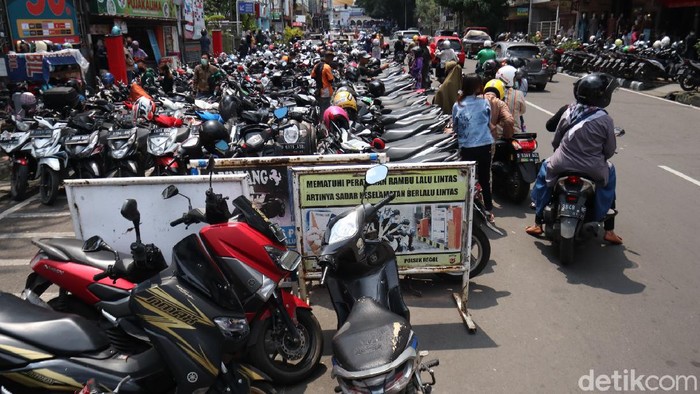 Area trotoar di Jalan Raya Dewi Sartika, Kota Bandung, tampak jadi parkir motor. Trotoar yang dibuat untuk pejalan kaki itu justru malah dipenuhi oleh motor.