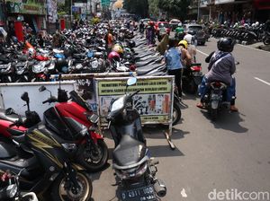 Menelisik Pendapatan dan Risiko Juru Parkir di Bandung