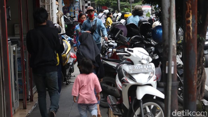 Area trotoar di Jalan Raya Dewi Sartika, Kota Bandung, tampak jadi parkir motor. Trotoar yang dibuat untuk pejalan kaki itu justru malah dipenuhi oleh motor.