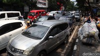 Terjadi kemacetan di Jalan Raya Dewi Saetika, Kota Bandung karena volume kendaraan  meningkat.