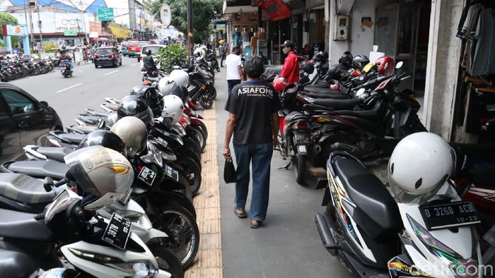 Waduh, Trotoar di Kota Bandung Jadi Tempat Parkir Liar Area trotoar di Jalan Raya Dewi Sartika, Kota Bandung, tampak jadi parkir motor. Trotoar yang dibuat untuk pejalan kaki itu justru malah dipenuhi oleh motor.