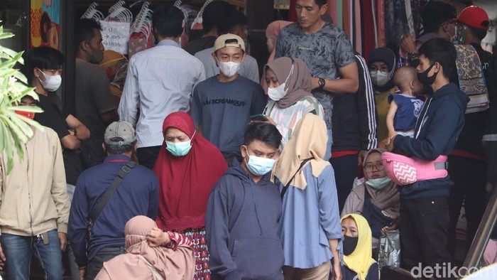 Warga padati sejumlah pusat perbelanjaan di Kota Bandung.