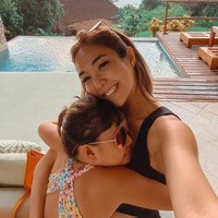 Seperti Ayu, Gisel juga kerap memperlihatkan kasih sayang pada anak semata wayangnya, Gempita Nora Marten. Berikut adalah potret mereka saat sedang liburan bersama. Foto: Instagram