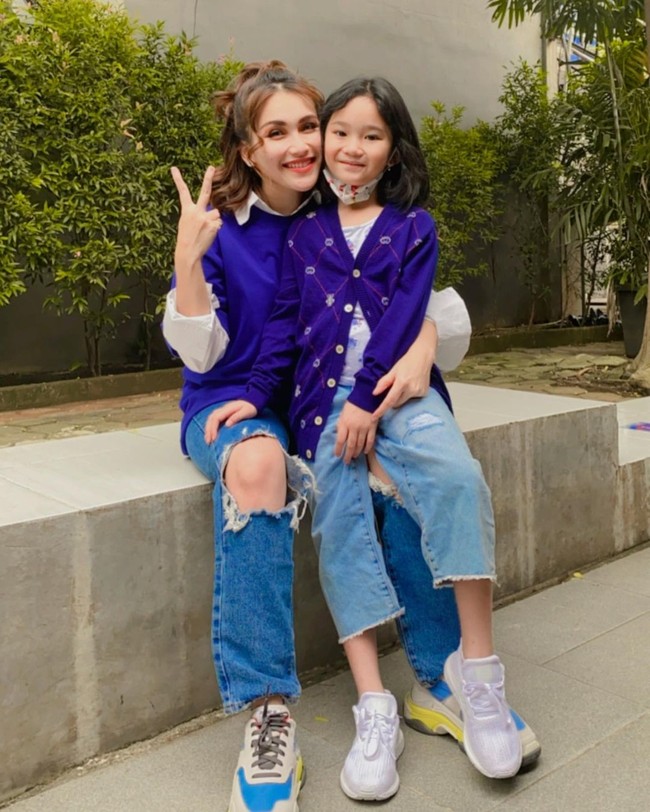 Sebagai seorang artis yang punya banyak kesibukan, Ayu Ting Ting beberapa kali membawa sang anak ke lokasi syuting. Keduanya tampak sering tampil kompak dalam hal busana. Foto: Instagram