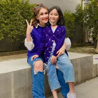 Sebagai seorang artis yang punya banyak kesibukan, Ayu Ting Ting beberapa kali membawa sang anak ke lokasi syuting. Keduanya tampak sering tampil kompak dalam hal busana. Foto: Instagram