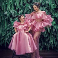 Tahun lalu duo Mama Isel dan Gemi melakukan pemotretan di rumah karena pandemi Corona. Keduanya tampak cantik dengan balutan dress pink. Foto: Instagram