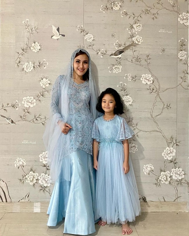 Ayu Ting Ting dan Bilqis cukup sering bergaya kompak, terutama di momen-momen spesial. Kali ini mereka memakai baju cantik dari Asky Febrianti. Foto: Instagram