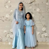 Ayu Ting Ting dan Bilqis cukup sering bergaya kompak, terutama di momen-momen spesial. Kali ini mereka memakai baju cantik dari Asky Febrianti. Foto: Instagram