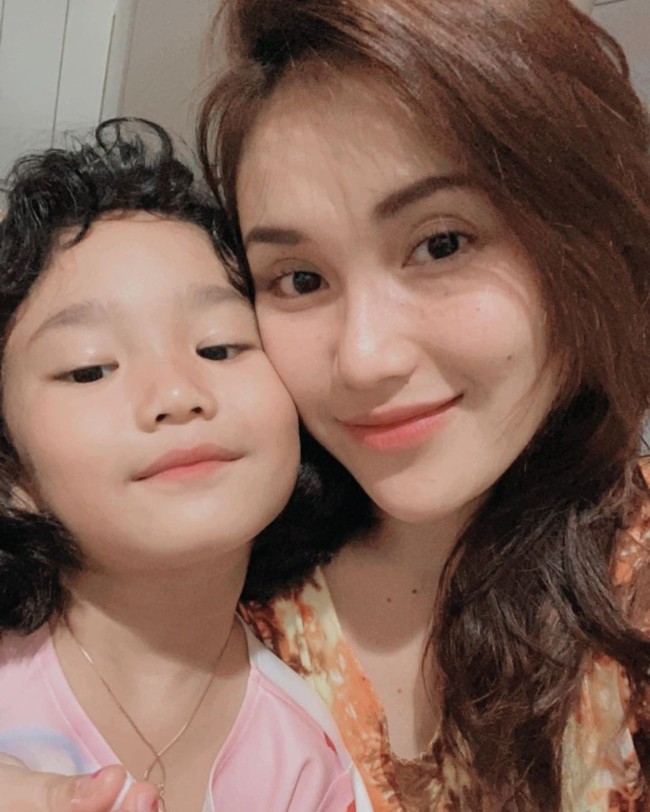 Ayu Ting Ting sering membagikan foto keakrabannya bersama sang putri, Bilqis Khumairah Razak yang kini berusia tujuh tahun. Tak jarang mereka menampilkan selfie cantik di Instagram. Foto: Instagram