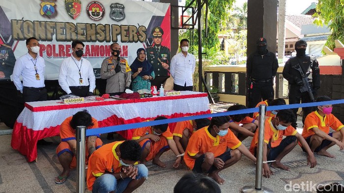 Belasan pemuda dan ABG di Lamongan harus menjalani puasa di balik jeruji besi. Mereka diamankan karena terlibat aksi kekerasan di 3 tempat.