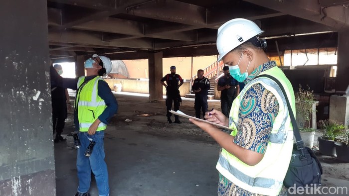 Asesmen audit kelayakan struktur bangunan pada Blok C Pasar Minggu yang terbakar. (Afzal Nur Iman/detikcom)
