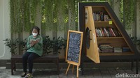 Taman tersebut kini memiliki perpustakaan kecil untuk warga membaca.