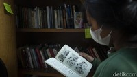 Sambil menunggu waktu berbuka kini warga dapat membaca buku sambil menikmati suasana di Taman Situ Lembang, Menteng, Jakarta Pusat.