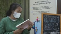 Warga dapat menikmati buku bacaan mulai dari pukul 06.00 hingga 18.00 WIB.